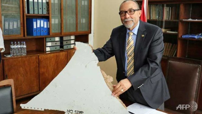 Chủ tịch Viện H&agrave;ng kh&ocirc;ng d&acirc;n sự Mozambique b&ecirc;n cạnh mảnh vỡ nghi thuộc về m&aacute;y bay Malaysia MH370 mất t&iacute;ch