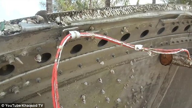 Dây điện còn nguyên trên mảnh vỡ nghi của máy bay Malaysia MH370 mất tích bí ẩn Dây điện còn nguyên trên mảnh vỡ nghi của máy bay Malaysia MH370 mất tích bí ẩn