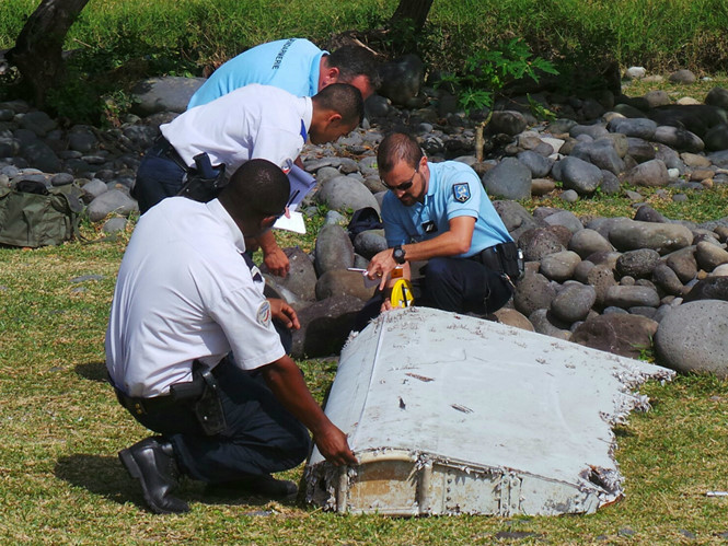 Đ&atilde; c&oacute; th&ecirc;m 2 mảnh vỡ mới được ph&aacute;t hiện nghi l&agrave; của m&aacute;y bay Malaysia MH370 mất t&iacute;ch b&iacute; ẩn