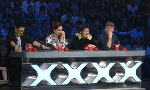 Gi&aacute;m khảo căng thẳng đưa ra quyết định thi sinh v&agrave;o Chung kết Vietnam's Got Talent