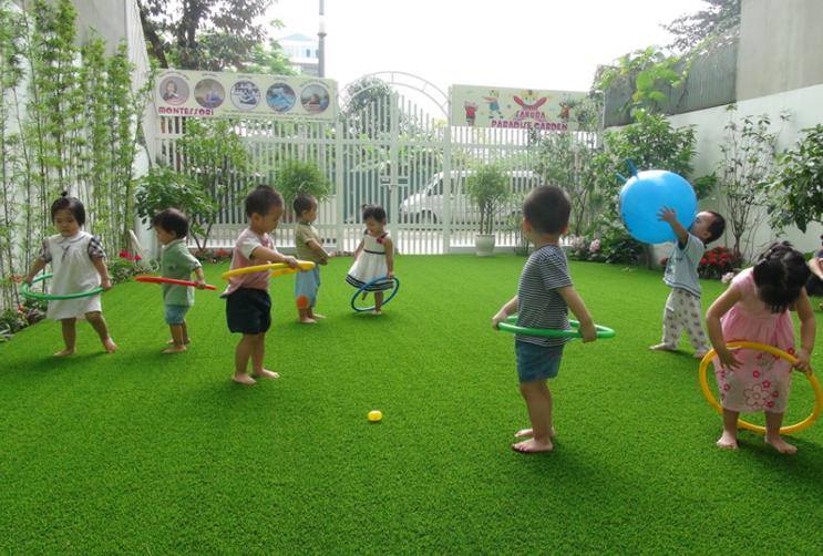 Ng&agrave;y c&agrave;ng nhiều quan ngại li&ecirc;n quan đến việc trẻ em thường xuy&ecirc;n tiếp x&uacute;c với cỏ nh&acirc;n tạo ở c&aacute;c s&acirc;n chơi c&oacute; nguy cơ mắc ung thư cao hơn hẳn