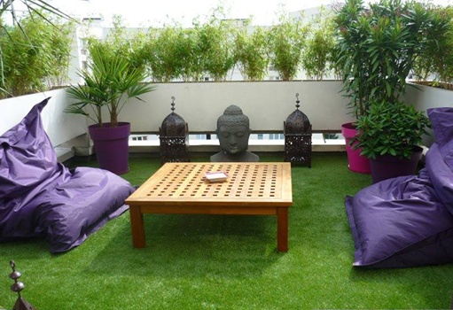 Ở Việt Nam, cỏ nh&acirc;n tạo c&ograve;n được d&ugrave;ng để trang tr&iacute; s&acirc;n vườn, khu tiểu cảnh