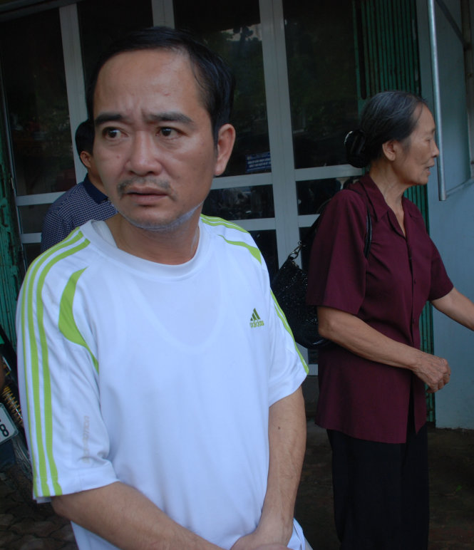 &Ocirc;ng Mai Văn Sinh (chồng nạn nh&acirc;n bị nước lũ cuốn tr&ocirc;i ở Y&ecirc;n B&aacute;i) thất thần kể lại tai nạn đ&ecirc;m 4/9 xảy ra với vợ m&igrave;nh
