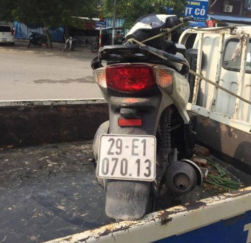 Chiếc xe SH m&agrave;u trắng được đưa về Đội CSGT số 2