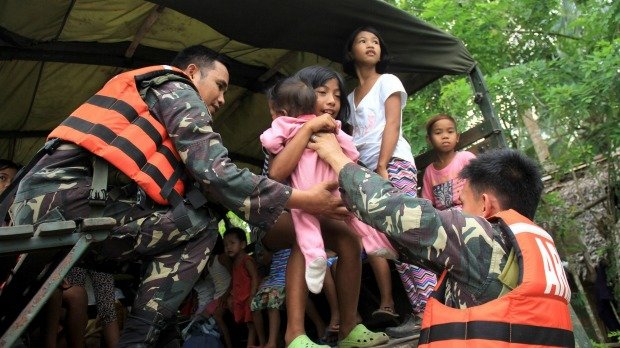 Để đối ph&oacute; với tin b&atilde;o Biển Đ&ocirc;ng mới nhất, qu&acirc;n đội Philippines đang khẩn trương gi&uacute;p người d&acirc;n sơ t&aacute;n