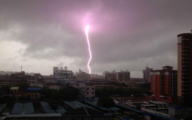 Tin b&atilde;o mới nhất cơn b&atilde;o số 4 cho hay, b&atilde;o Mujigae k&egrave;m theo lốc xo&aacute;y, sấm chớp đang ho&agrave;nh h&agrave;nh dữ dội ở Trung Quốc