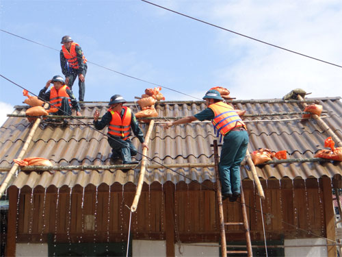 Hiện c&aacute;c tỉnh, th&agrave;nh ven biển đang t&iacute;ch cực theo d&otilde;i, cập nhất th&ocirc;ng tin b&atilde;o mới nhất để chủ động ph&ograve;ng chống b&atilde;o số 5
