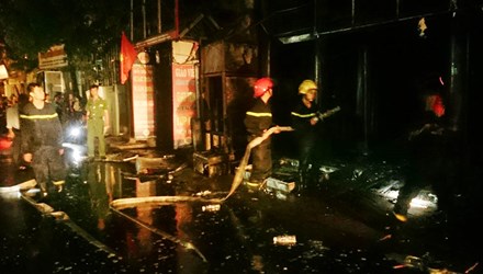 Lực lượng PCCC c&oacute; mặt tại hiện trường vụ ch&aacute;y nh&agrave; h&agrave;ng ở H&agrave; Đ&ocirc;ng (H&agrave; Nội) dập lửa, theo tin ch&aacute;y mới nhất
