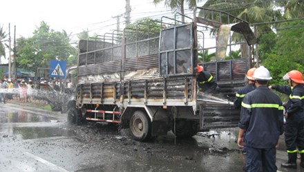 Theo tin ch&aacute;y mới nhất, chiếc xe tải chở theo 100 th&ugrave;ng bật lửa gas đ&atilde; bị thi&ecirc;u rụi ho&agrave;n to&agrave;n