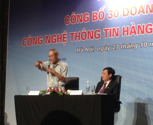 TS.Mai Li&ecirc;m Trực - Chủ tịch Hội đồng b&igrave;nh chọn ph&aacute;t biểu tại buổi họp b&aacute;o