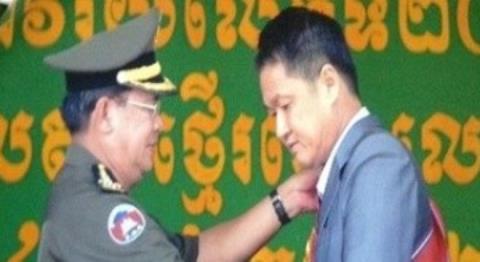 Thủ tướng Campuchia trao tặng Hu&acirc;n chương Đại tướng qu&acirc;n cho &ocirc;ng Trần Quốc Hải