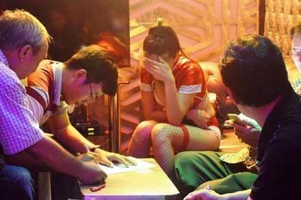 Nh&acirc;n vi&ecirc;n qu&aacute;n bar mặc bikini c&ugrave;ng kh&aacute;ch ph&ecirc; shisha chạy loạn v&igrave; cảnh s&aacute;t l&agrave; một trong những tin tức ph&aacute;p luật mới nhất h&ocirc;m nay