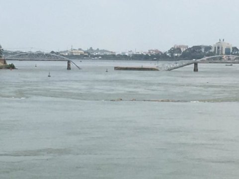 Trong những tin ph&aacute;p luật an ninh 24h qua c&oacute; vụ  2 t&agrave;i c&ocirc;ng l&aacute;i s&agrave; lan t&ocirc;ng sập cầu Ghềnh đ&atilde; bị bắt giữ