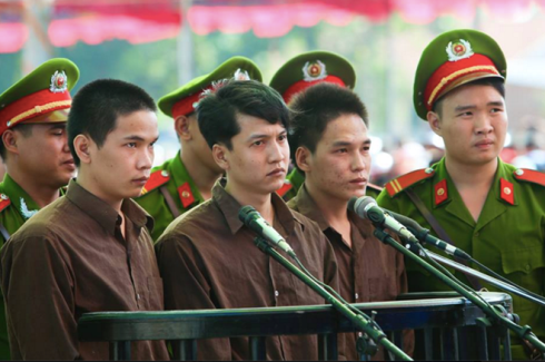 Cả 3 bị c&aacute;o Dương, Tiến v&agrave; Thoại tại phi&ecirc;n t&ograve;a sơ thẩm ở B&igrave;nh Phước