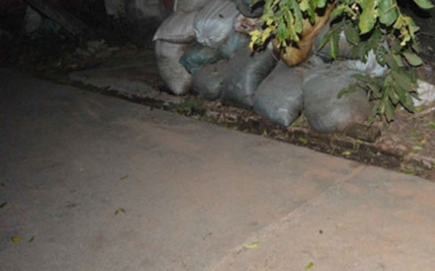 Mẹ chồng, con d&acirc;u lột quần, đốt 'v&ugrave;ng k&iacute;n' nữ h&agrave;ng x&oacute;m giữa đường