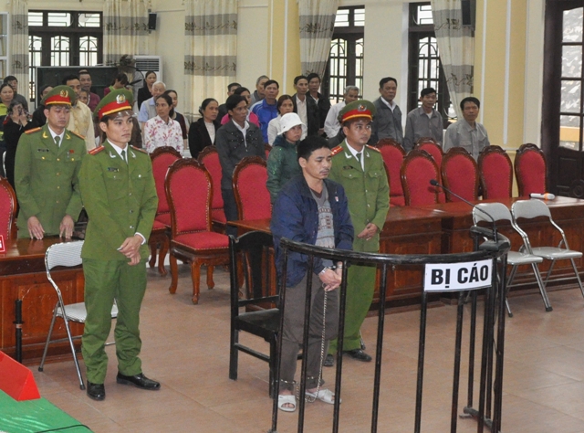 Bị c&aacute;o B&ugrave;i Văn Kh&ocirc;i trước v&agrave;nh m&oacute;ng ngựa