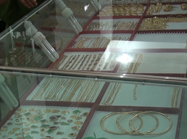 Kẻ gian đ&atilde; đột nhập v&agrave;o lấy cắp khoảng 30 lượng v&agrave;ng 24K gồm nhẫn, v&ograve;ng v&agrave; d&acirc;y chuyền