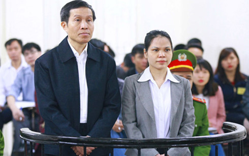 Bị c&aacute;o Nguyễn Hữu Vinh v&agrave; bị c&aacute;o Nguyễn Thị Minh Th&uacute;y tại phi&ecirc;n sơ thẩm, theo những tin ph&aacute;p luật online 24h qua