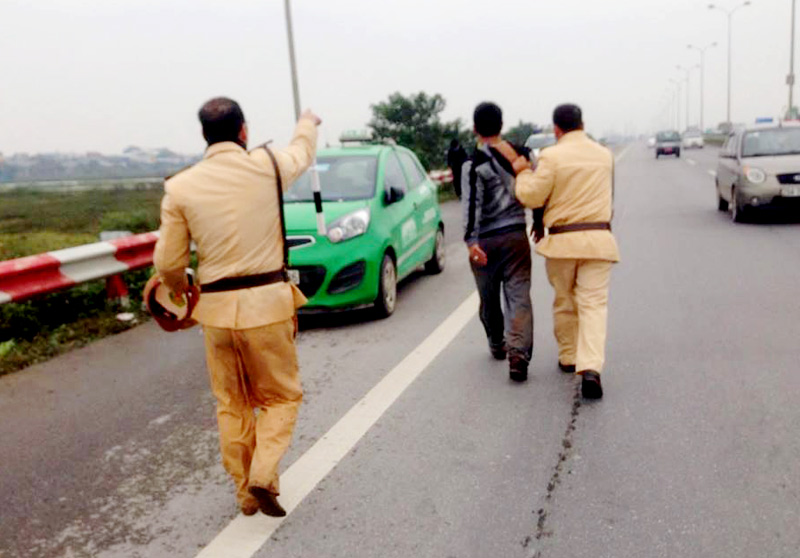 Bị CSGT dừng xe, hành khách trên xe taxi bất ngờ nhảy xuống ruộng tháo chạy