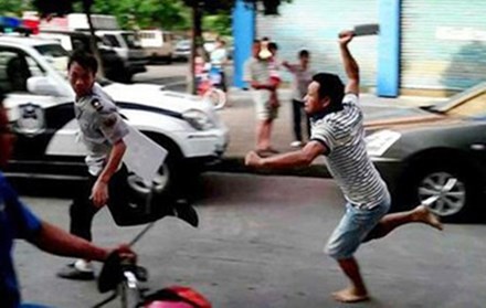 Trong những tin ph&aacute;p luật an ninh 24h qua c&oacute; vụ c&ocirc;ng an bị 6 đối tượng chặn đường ch&eacute;m trọng thương