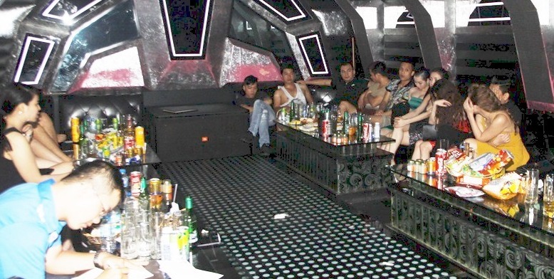 Hàng trăm d&acirc;n chơi có mặt trong quán Karaoke Ruby lúng túng tại thời đi&ecirc;̉m bị bắt