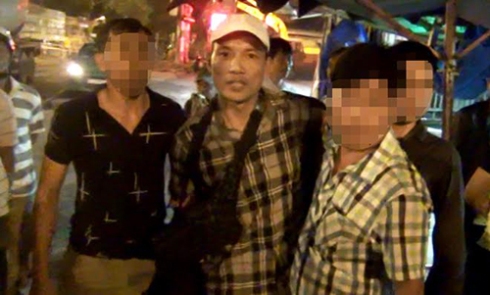 &Ocirc;ng tr&ugrave;m ma t&uacute;y Phạm Ngọc Cường (ở giữa), theo những tin tức ph&aacute;p luật mới nhất h&ocirc;m nay