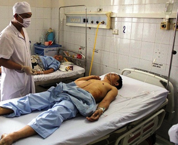 Phó công an xã bị đâm trọng thương khi ngăn kẻ muốn bán con tại bệnh viện