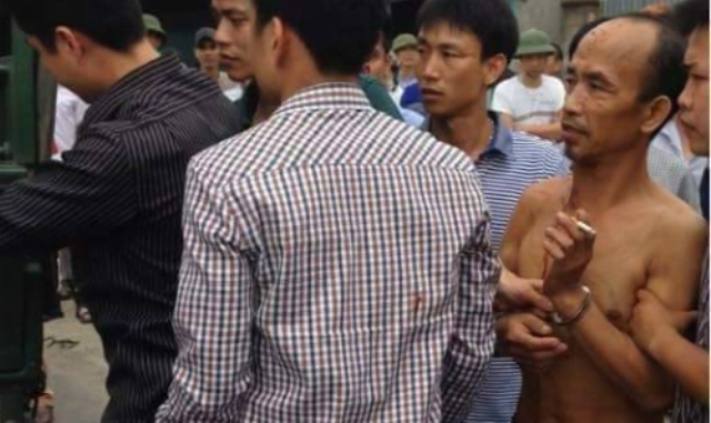 Hung thủ (cởi tr&acirc;̀n) bị bắt giữ ngay sau khi đ&acirc;m chết vợ, theo những tin ph&aacute;p luật an ninh 24h qua