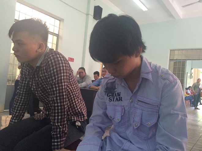&Ocirc;n Th&agrave;nh T&acirc;n (phải) được trả  tự do sau khi phi&ecirc;n t&ograve;a kết th&uacute;c, theo những tin tức ph&aacute;p luật mới nhất h&ocirc;m nay