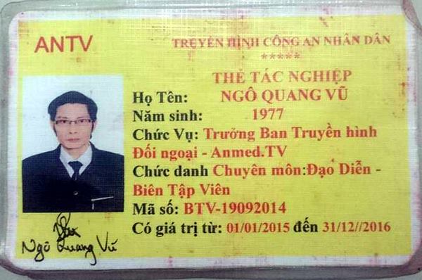 Mặt sau của tấm thẻ c&oacute; chức vụ, chức danh qu&aacute; &lsquo;b&aacute; đạo&rsquo;