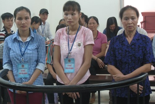 Ba mẹ con bị c&aacute;o Đ&agrave;m Thị Thư tại phi&ecirc;n t&ograve;a ph&uacute;c thẩm, ng&agrave;y 25/5/2016