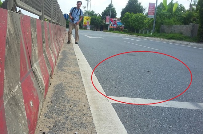 Vị tr&iacute; &ocirc;ng Tuấn đuổi kịp v&agrave; giằng co với hai t&ecirc;n trộm ch&oacute;