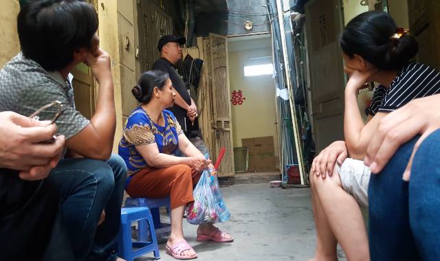 Nhiều người d&acirc;n c&oacute; mặt trước ng&ocirc;i nh&agrave; xảy ra vụ việc