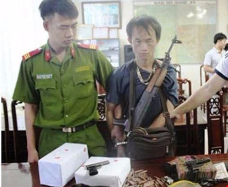 V&agrave; B&aacute; P&oacute; (tự B&aacute; Lỳ) c&ugrave;ng tang vật tại cơ quan c&ocirc;ng an