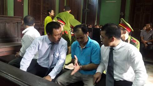 Luật sư trao đổi với bị cáo Minh trước giờ khai mạc phiên tòa phúc thẩm