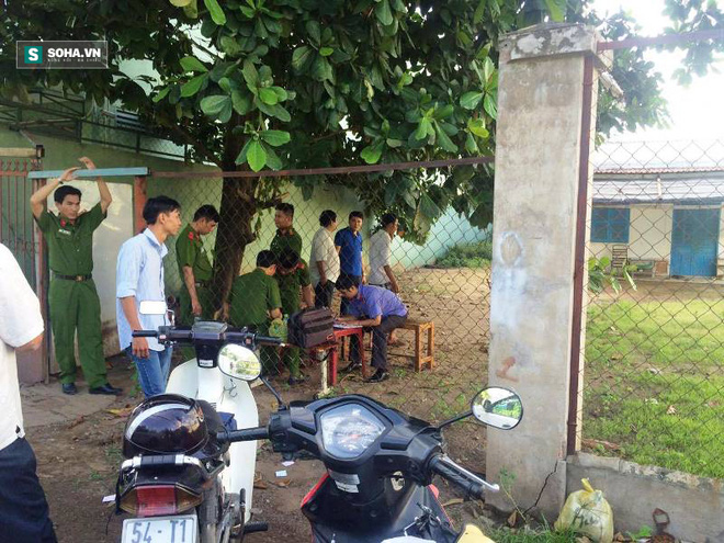 Lực lượng chức năng c&oacute; mặt tại ng&ocirc;i nh&agrave; của 2 vợ chồng &ocirc;ng Nghĩa - b&agrave; Giang