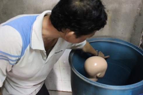 Nghĩa thực nghiệm h&agrave;nh vi d&igrave;m vợ v&agrave;o th&ugrave;ng nước, theo những tin tức ph&aacute;p luật mới nhất h&ocirc;m nay