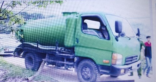 Xe bồn biển kiểm so&aacute;t 29C - 269.74 của C&ocirc;ng ty TNHH vệ sinh, m&ocirc;i trường số 1 Đ&ocirc;ng Anh, H&agrave; Nội bị bắt quả tang đang đổ trộm &lsquo;chất lạ&rsquo;