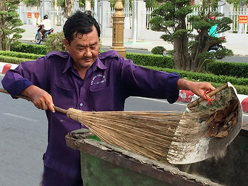 V&igrave; d&aacute;m &lsquo;tố sếp&rsquo; m&agrave; &ocirc;ng Long từ một đội ph&oacute; trở th&agrave;nh người qu&eacute;t r&aacute;c sau 2 lần bị gi&aacute;ng chức, theo tin ph&aacute;p luật online 24h qua