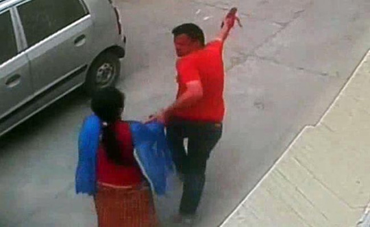T&ecirc;n Singh k&eacute;o người phụ nữ 24 tuổi ra ngo&agrave;i để thực hiện h&agrave;nh vi th&uacute; t&iacute;nh