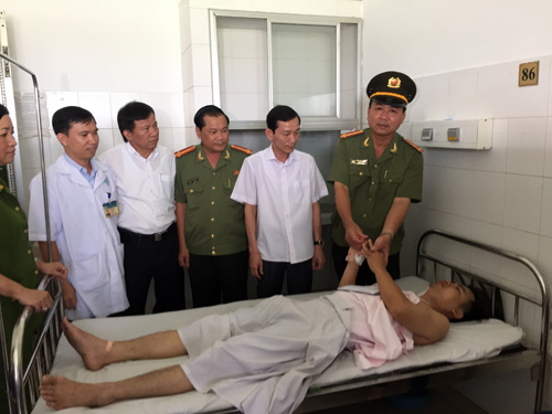 Những tin ph&aacute;p luật online mới nhất h&ocirc;m nay đề cập đến vụ c&ocirc;ng an phường bị &lsquo;ma men&rsquo; ch&eacute;m trọng thương