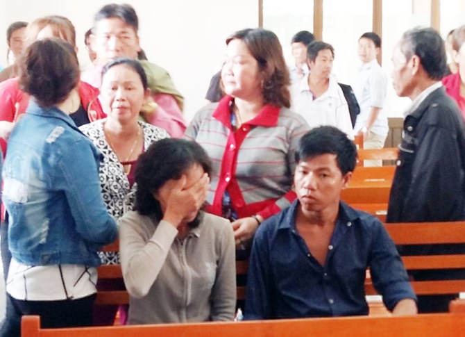 Nguyên đơn bật khóc khi nghe HĐXX tuyên thắng kiện đại lý vé số Triều Phát Nguyên đơn bật khóc khi nghe HĐXX tuyên thắng kiện đại lý vé số Triều Phát
