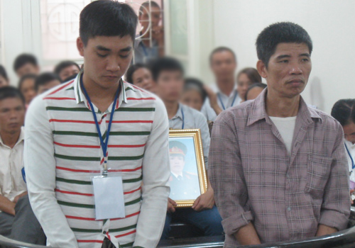Hai bố con &ocirc;ng T&igrave;nh trước v&agrave;nh m&oacute;ng ngựa.