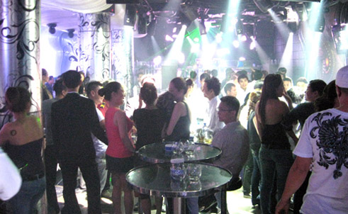 G&acirc;y r&ocirc;́i ở quán bar, giả cảnh sát hù cảnh sát là tin tức pháp lu&acirc;̣t nóng trong ngày