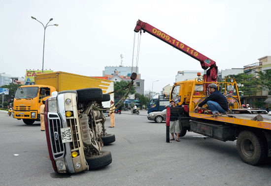 Tin tai nạn mới nhất ở Đ&agrave; Nẵng, hai &ocirc; t&ocirc; va chạm, lăn nhiều v&ograve;ng v&agrave; ngửa bụng giữa phố