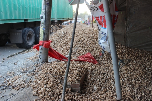 Tin tai nạn mới nhất ng&agrave;y 5/2: Vụ tai nạn lật container đ&atilde; được giải quyết xong
