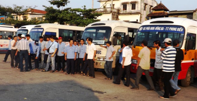 H&agrave;ng chục l&aacute;i xe đ&igrave;nh c&ocirc;ng khiến hoạt động của c&aacute;c tuyến xe bu&yacute;t của tỉnh Thừa Thi&ecirc;n - Huế bị t&ecirc; liệt trong nhiều giờ