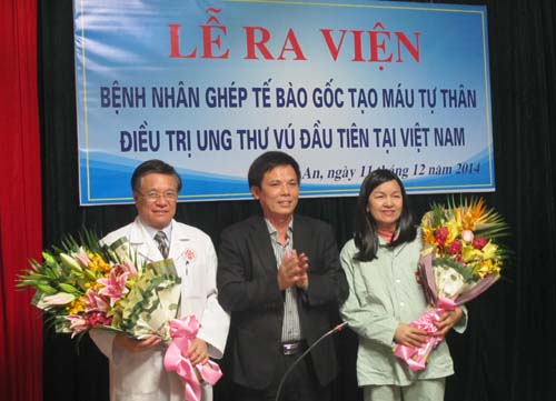 Chị Đinh Thị Liễu (b&ecirc;n phải) v&agrave; PGS.TS Nguyễn Trung Ch&iacute;nh (cầm hoa b&ecirc;n tr&aacute;i) trong buổi lễ ra viện