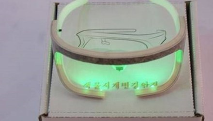M&ocirc; tả &aacute;nh s&aacute;ng xanh ph&aacute;t ra từ chiếc k&iacute;nh