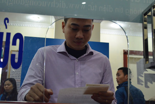 Anh  Nguyễn Thanh T&ugrave;ng (Y&ecirc;n Vi&ecirc;n, Gia L&acirc;m, H&agrave; Nội) l&agrave; người đầu ti&ecirc;n thực hiện việc cấp đổi giấy ph&eacute;p l&aacute;i xe qua mạng. Ảnh VnExpress